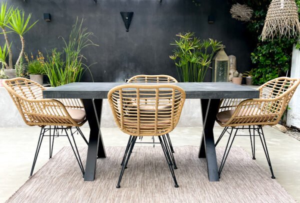 Table béton ciré sur mesure - plateau béton ciré - pieds métal ou bois - L’atelier Place est spécialisé dans la réalisation de mobilier d’intérieur sur mesure en béton ciré L’atelier Place est spécialisé dans la réalisation de mobilier d’intérieur sur mesure en béton ciré. Table béton ciré entièrement réalisée à la main et personnalisable. Table béton ciré sur mesure - plateau béton ciré - pieds métal ou bois- L’atelier Place est spécialisé dans la réalisation de mobilier d’intérieur sur mesure en béton ciré : table , table basse , meuble tv , desserte … C’est Innovant ! Grâce à la mise au point d’un concept innovant aussi bien dans la matière que dans la structure, les meubles béton ciré sont léger et facile d’entretien - Du choix ! Décliné dans une multitude de couleurs, de formes et de dimensions, le design est épuré et élégant, il répondra à toutes les attentes et les exigences de décorations - Unique ! Le rendu de la matière confère un aspect unique à chaque meuble. La vaste gamme de piètements proposés est personnalisable et les dimensions infinies pour personnaliser son meuble - Handmade ! Tous les meubles sont conçus et réalisés à la main de la tête aux pieds .Fabriqué sous 10 jours puis expédiés dans toute la France . Le béton ciré est un matériau moderne et esthétique qui combine l’apparence du béton avec une finition lisse et brillante. Il est souvent utilisé pour les revêtements de sols, murs, meubles, et même les plans de travail en raison de son aspect contemporain et de ses propriétés pratiques. Le béton ciré est apprécié pour sa résistance, sa durabilité et sa facilité d’entretien. Il est composé de béton, de pigments, de résines et d’autres additifs qui permettent de créer une finition lisse et uniforme BETON CIRE - TABLE -TABLE A DINER - TABLE SUR MESURE – TABLE BETON CIRE - TABLE REUNION - TABLE BASSE SUR MESURE – TABLE - BASSE BETON CIRE - TABLE BASSE – MEUBLE - MOBILIER SUR MESURE - MOBILIER BETON CIRE - FAIT MAIN – HANDMADE - PIEDS TABLE – PIEDS METAL - ILOT CENTRAL – BUREAU – SALON - SUR MESURE – DECORATION - DESIGN – MEUBLE - TABLE DE DINER – CUISINE – COMPTEMPORAIN - BOHEME CHIC - table béton ciré sur mesure - table fait main - table à diner - table repas - table salle à manger