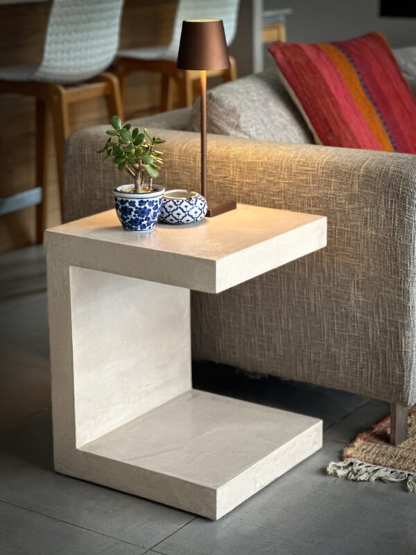 L’atelier Place est spécialisé dans la réalisation de mobilier d’intérieur sur mesure en béton ciré. Table basse béton ciré entièrement réalisée à la main et personnalisable. Table basse béton ciré sur mesure - plateau béton ciré - pieds métal ou bois- : table , table basse , meuble tv , desserte … C’est Innovant ! Grâce à la mise au point d’un concept innovant aussi bien dans la matière que dans la structure, les meubles béton ciré sont léger et facile d’entretien - Du choix ! Décliné dans une multitude de couleurs, de formes et de dimensions, le design est épuré et élégant, il répondra à toutes les attentes et les exigences de décorations - Unique ! Le rendu de la matière confère un aspect unique à chaque meuble. La vaste gamme de piètements proposés est personnalisable et les dimensions infinies pour personnaliser son meuble - Handmade ! Tous les meubles sont conçus et réalisés à la main de la tête aux pieds .Fabriqué sous 10 jours puis expédiés dans toute la France . Le béton ciré est un matériau moderne et esthétique qui combine l’apparence du béton avec une finition lisse et brillante. Il est souvent utilisé pour les revêtements de sols, murs, meubles, et même les plans de travail en raison de son aspect contemporain et de ses propriétés pratiques. Le béton ciré est apprécié pour sa résistance, sa durabilité et sa facilité d’entretien. Il est composé de béton, de pigments, de résines et d’autres additifs qui permettent de créer une finition lisse et uniforme BETON CIRE - TABLE -TABLE A DINER - TABLE SUR MESURE – TABLE BETON CIRE - TABLE REUNION - TABLE BASSE SUR MESURE – TABLE - BASSE BETON CIRE - TABLE BASSE – MEUBLE - MOBILIER SUR MESURE - MOBILIER BETON CIRE - FAIT MAIN – HANDMADE - PIEDS TABLE – PIEDS METAL - ILOT CENTRAL – BUREAU – SALON - SUR MESURE – DECORATION - DESIGN – MEUBLE - TABLE DE DINER – CUISINE – COMPTEMPORAIN - BOHEME CHIC - table béton ciré sur mesure - table fait main - table à diner - table repas - table salle à manger