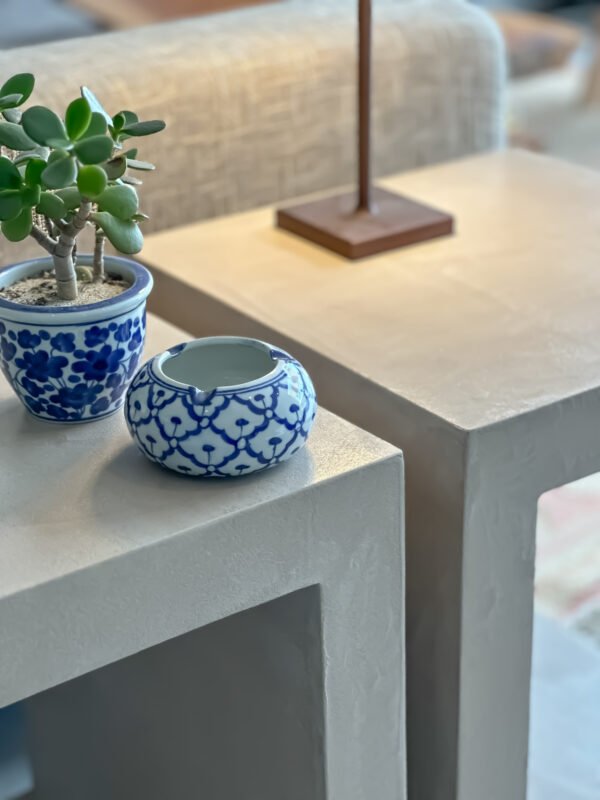 meuble d'appoint béton ciré / table basse - chevet - bout de canapé L’atelier Place est spécialisé dans la réalisation de mobilier d’intérieur sur mesure en béton ciré. Table basse béton ciré entièrement réalisée à la main et personnalisable. Table basse béton ciré sur mesure - plateau béton ciré - pieds métal ou bois- : table , table basse , meuble tv , desserte … C’est Innovant ! Grâce à la mise au point d’un concept innovant aussi bien dans la matière que dans la structure, les meubles béton ciré sont léger et facile d’entretien - Du choix ! Décliné dans une multitude de couleurs, de formes et de dimensions, le design est épuré et élégant, il répondra à toutes les attentes et les exigences de décorations - Unique ! Le rendu de la matière confère un aspect unique à chaque meuble. La vaste gamme de piètements proposés est personnalisable et les dimensions infinies pour personnaliser son meuble - Handmade ! Tous les meubles sont conçus et réalisés à la main de la tête aux pieds .Fabriqué sous 10 jours puis expédiés dans toute la France . Le béton ciré est un matériau moderne et esthétique qui combine l’apparence du béton avec une finition lisse et brillante. Il est souvent utilisé pour les revêtements de sols, murs, meubles, et même les plans de travail en raison de son aspect contemporain et de ses propriétés pratiques. Le béton ciré est apprécié pour sa résistance, sa durabilité et sa facilité d’entretien. Il est composé de béton, de pigments, de résines et d’autres additifs qui permettent de créer une finition lisse et uniforme BETON CIRE - TABLE -TABLE A DINER - TABLE SUR MESURE – TABLE BETON CIRE - TABLE REUNION - TABLE BASSE SUR MESURE – TABLE - BASSE BETON CIRE - TABLE BASSE – MEUBLE - MOBILIER SUR MESURE - MOBILIER BETON CIRE - FAIT MAIN – HANDMADE - PIEDS TABLE – PIEDS METAL - ILOT CENTRAL – BUREAU – SALON - SUR MESURE – DECORATION - DESIGN – MEUBLE - TABLE DE DINER – CUISINE – COMPTEMPORAIN - BOHEME CHIC - table béton ciré sur mesure - table fait main - table à diner - table repas - table salle à manger