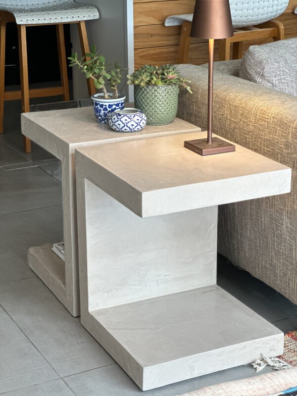 meuble d'appoint béton ciré / table basse - chevet - bout de canapé L’atelier Place est spécialisé dans la réalisation de mobilier d’intérieur sur mesure en béton ciré. Table basse béton ciré entièrement réalisée à la main et personnalisable. Table basse béton ciré sur mesure - plateau béton ciré - pieds métal ou bois- : table , table basse , meuble tv , desserte … C’est Innovant ! Grâce à la mise au point d’un concept innovant aussi bien dans la matière que dans la structure, les meubles béton ciré sont léger et facile d’entretien - Du choix ! Décliné dans une multitude de couleurs, de formes et de dimensions, le design est épuré et élégant, il répondra à toutes les attentes et les exigences de décorations - Unique ! Le rendu de la matière confère un aspect unique à chaque meuble. La vaste gamme de piètements proposés est personnalisable et les dimensions infinies pour personnaliser son meuble - Handmade ! Tous les meubles sont conçus et réalisés à la main de la tête aux pieds .Fabriqué sous 10 jours puis expédiés dans toute la France . Le béton ciré est un matériau moderne et esthétique qui combine l’apparence du béton avec une finition lisse et brillante. Il est souvent utilisé pour les revêtements de sols, murs, meubles, et même les plans de travail en raison de son aspect contemporain et de ses propriétés pratiques. Le béton ciré est apprécié pour sa résistance, sa durabilité et sa facilité d’entretien. Il est composé de béton, de pigments, de résines et d’autres additifs qui permettent de créer une finition lisse et uniforme BETON CIRE - TABLE -TABLE A DINER - TABLE SUR MESURE – TABLE BETON CIRE - TABLE REUNION - TABLE BASSE SUR MESURE – TABLE - BASSE BETON CIRE - TABLE BASSE – MEUBLE - MOBILIER SUR MESURE - MOBILIER BETON CIRE - FAIT MAIN – HANDMADE - PIEDS TABLE – PIEDS METAL - ILOT CENTRAL – BUREAU – SALON - SUR MESURE – DECORATION - DESIGN – MEUBLE - TABLE DE DINER – CUISINE – COMPTEMPORAIN - BOHEME CHIC - table béton ciré sur mesure - table fait main - table à diner - table repas - table salle à manger