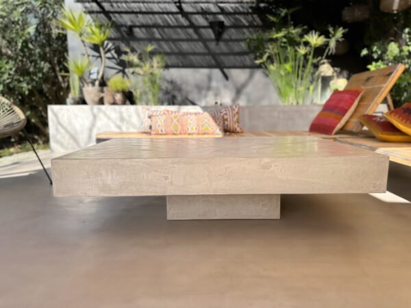 Table basse béton ciré sur mesure - plateau béton ciré - pieds métal ou bois - L’atelier Place est spécialisé dans la réalisation de mobilier d’intérieur sur mesure en béton ciré L’atelier Place est spécialisé dans la réalisation de mobilier d’intérieur sur mesure en béton ciré. Table basse béton ciré entièrement réalisée à la main et personnalisable. Table basse béton ciré sur mesure - plateau béton ciré - pieds métal ou bois- : table , table basse , meuble tv , desserte … C’est Innovant ! Grâce à la mise au point d’un concept innovant aussi bien dans la matière que dans la structure, les meubles béton ciré sont léger et facile d’entretien - Du choix ! Décliné dans une multitude de couleurs, de formes et de dimensions, le design est épuré et élégant, il répondra à toutes les attentes et les exigences de décorations - Unique ! Le rendu de la matière confère un aspect unique à chaque meuble. La vaste gamme de piètements proposés est personnalisable et les dimensions infinies pour personnaliser son meuble - Handmade ! Tous les meubles sont conçus et réalisés à la main de la tête aux pieds .Fabriqué sous 10 jours puis expédiés dans toute la France . Le béton ciré est un matériau moderne et esthétique qui combine l’apparence du béton avec une finition lisse et brillante. Il est souvent utilisé pour les revêtements de sols, murs, meubles, et même les plans de travail en raison de son aspect contemporain et de ses propriétés pratiques. Le béton ciré est apprécié pour sa résistance, sa durabilité et sa facilité d’entretien. Il est composé de béton, de pigments, de résines et d’autres additifs qui permettent de créer une finition lisse et uniforme BETON CIRE - TABLE -TABLE A DINER - TABLE SUR MESURE – TABLE BETON CIRE - TABLE REUNION - TABLE BASSE SUR MESURE – TABLE - BASSE BETON CIRE - TABLE BASSE – MEUBLE - MOBILIER SUR MESURE - MOBILIER BETON CIRE - FAIT MAIN – HANDMADE - PIEDS TABLE – PIEDS METAL - ILOT CENTRAL – BUREAU – SALON - SUR MESURE – DECORATION - DESIGN – MEUBLE - TABLE DE DINER – CUISINE – COMPTEMPORAIN - BOHEME CHIC - table béton ciré sur mesure - table fait main - table à diner - table repas - table salle à manger