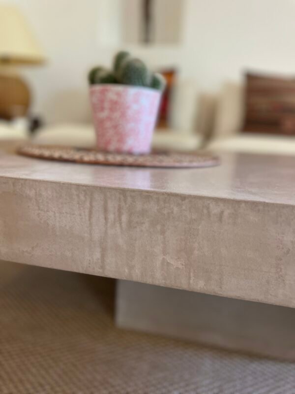 Table basse béton ciré sur mesure - plateau béton ciré - pieds métal ou bois - L’atelier Place est spécialisé dans la réalisation de mobilier d’intérieur sur mesure en béton ciré L’atelier Place est spécialisé dans la réalisation de mobilier d’intérieur sur mesure en béton ciré. Table basse béton ciré entièrement réalisée à la main et personnalisable. Table basse béton ciré sur mesure - plateau béton ciré - pieds métal ou bois- : table , table basse , meuble tv , desserte … C’est Innovant ! Grâce à la mise au point d’un concept innovant aussi bien dans la matière que dans la structure, les meubles béton ciré sont léger et facile d’entretien - Du choix ! Décliné dans une multitude de couleurs, de formes et de dimensions, le design est épuré et élégant, il répondra à toutes les attentes et les exigences de décorations - Unique ! Le rendu de la matière confère un aspect unique à chaque meuble. La vaste gamme de piètements proposés est personnalisable et les dimensions infinies pour personnaliser son meuble - Handmade ! Tous les meubles sont conçus et réalisés à la main de la tête aux pieds .Fabriqué sous 10 jours puis expédiés dans toute la France . Le béton ciré est un matériau moderne et esthétique qui combine l’apparence du béton avec une finition lisse et brillante. Il est souvent utilisé pour les revêtements de sols, murs, meubles, et même les plans de travail en raison de son aspect contemporain et de ses propriétés pratiques. Le béton ciré est apprécié pour sa résistance, sa durabilité et sa facilité d’entretien. Il est composé de béton, de pigments, de résines et d’autres additifs qui permettent de créer une finition lisse et uniforme BETON CIRE - TABLE -TABLE A DINER - TABLE SUR MESURE – TABLE BETON CIRE - TABLE REUNION - TABLE BASSE SUR MESURE – TABLE - BASSE BETON CIRE - TABLE BASSE – MEUBLE - MOBILIER SUR MESURE - MOBILIER BETON CIRE - FAIT MAIN – HANDMADE - PIEDS TABLE – PIEDS METAL - ILOT CENTRAL – BUREAU – SALON - SUR MESURE – DECORATION - DESIGN – MEUBLE - TABLE DE DINER – CUISINE – COMPTEMPORAIN - BOHEME CHIC - table béton ciré sur mesure - table fait main - table à diner - table repas - table salle à manger