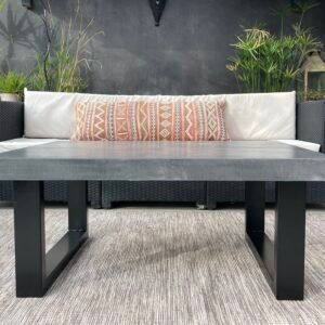 Table basse béton ciré sur mesure - plateau béton ciré - pieds métal ou bois - L’atelier Place est spécialisé dans la réalisation de mobilier d’intérieur sur mesure en béton ciré L’atelier Place est spécialisé dans la réalisation de mobilier d’intérieur sur mesure en béton ciré. Table basse béton ciré entièrement réalisée à la main et personnalisable. Table basse béton ciré sur mesure - plateau béton ciré - pieds métal ou bois- : table , table basse , meuble tv , desserte … C’est Innovant ! Grâce à la mise au point d’un concept innovant aussi bien dans la matière que dans la structure, les meubles béton ciré sont léger et facile d’entretien - Du choix ! Décliné dans une multitude de couleurs, de formes et de dimensions, le design est épuré et élégant, il répondra à toutes les attentes et les exigences de décorations - Unique ! Le rendu de la matière confère un aspect unique à chaque meuble. La vaste gamme de piètements proposés est personnalisable et les dimensions infinies pour personnaliser son meuble - Handmade ! Tous les meubles sont conçus et réalisés à la main de la tête aux pieds .Fabriqué sous 10 jours puis expédiés dans toute la France . Le béton ciré est un matériau moderne et esthétique qui combine l’apparence du béton avec une finition lisse et brillante. Il est souvent utilisé pour les revêtements de sols, murs, meubles, et même les plans de travail en raison de son aspect contemporain et de ses propriétés pratiques. Le béton ciré est apprécié pour sa résistance, sa durabilité et sa facilité d’entretien. Il est composé de béton, de pigments, de résines et d’autres additifs qui permettent de créer une finition lisse et uniforme BETON CIRE - TABLE -TABLE A DINER - TABLE SUR MESURE – TABLE BETON CIRE - TABLE REUNION - TABLE BASSE SUR MESURE – TABLE - BASSE BETON CIRE - TABLE BASSE – MEUBLE - MOBILIER SUR MESURE - MOBILIER BETON CIRE - FAIT MAIN – HANDMADE - PIEDS TABLE – PIEDS METAL - ILOT CENTRAL – BUREAU – SALON - SUR MESURE – DECORATION - DESIGN – MEUBLE - TABLE DE DINER – CUISINE – COMPTEMPORAIN - BOHEME CHIC - table béton ciré sur mesure - table fait main - table à diner - table repas - table salle à manger