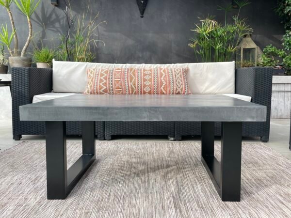 Table basse béton ciré sur mesure - plateau béton ciré - pieds métal ou bois - L’atelier Place est spécialisé dans la réalisation de mobilier d’intérieur sur mesure en béton ciré L’atelier Place est spécialisé dans la réalisation de mobilier d’intérieur sur mesure en béton ciré. Table basse béton ciré entièrement réalisée à la main et personnalisable. Table basse béton ciré sur mesure - plateau béton ciré - pieds métal ou bois- : table , table basse , meuble tv , desserte … C’est Innovant ! Grâce à la mise au point d’un concept innovant aussi bien dans la matière que dans la structure, les meubles béton ciré sont léger et facile d’entretien - Du choix ! Décliné dans une multitude de couleurs, de formes et de dimensions, le design est épuré et élégant, il répondra à toutes les attentes et les exigences de décorations - Unique ! Le rendu de la matière confère un aspect unique à chaque meuble. La vaste gamme de piètements proposés est personnalisable et les dimensions infinies pour personnaliser son meuble - Handmade ! Tous les meubles sont conçus et réalisés à la main de la tête aux pieds .Fabriqué sous 10 jours puis expédiés dans toute la France . Le béton ciré est un matériau moderne et esthétique qui combine l’apparence du béton avec une finition lisse et brillante. Il est souvent utilisé pour les revêtements de sols, murs, meubles, et même les plans de travail en raison de son aspect contemporain et de ses propriétés pratiques. Le béton ciré est apprécié pour sa résistance, sa durabilité et sa facilité d’entretien. Il est composé de béton, de pigments, de résines et d’autres additifs qui permettent de créer une finition lisse et uniforme BETON CIRE - TABLE -TABLE A DINER - TABLE SUR MESURE – TABLE BETON CIRE - TABLE REUNION - TABLE BASSE SUR MESURE – TABLE - BASSE BETON CIRE - TABLE BASSE – MEUBLE - MOBILIER SUR MESURE - MOBILIER BETON CIRE - FAIT MAIN – HANDMADE - PIEDS TABLE – PIEDS METAL - ILOT CENTRAL – BUREAU – SALON - SUR MESURE – DECORATION - DESIGN – MEUBLE - TABLE DE DINER – CUISINE – COMPTEMPORAIN - BOHEME CHIC - table béton ciré sur mesure - table fait main - table à diner - table repas - table salle à manger