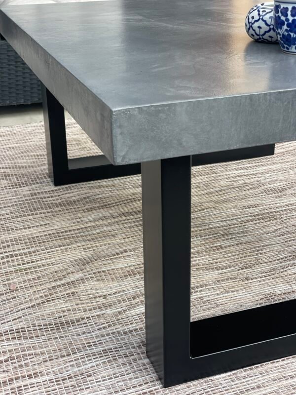Table basse béton ciré sur mesure - plateau béton ciré - pieds métal ou bois - L’atelier Place est spécialisé dans la réalisation de mobilier d’intérieur sur mesure en béton ciré L’atelier Place est spécialisé dans la réalisation de mobilier d’intérieur sur mesure en béton ciré. Table basse béton ciré entièrement réalisée à la main et personnalisable. Table basse béton ciré sur mesure - plateau béton ciré - pieds métal ou bois- : table , table basse , meuble tv , desserte … C’est Innovant ! Grâce à la mise au point d’un concept innovant aussi bien dans la matière que dans la structure, les meubles béton ciré sont léger et facile d’entretien - Du choix ! Décliné dans une multitude de couleurs, de formes et de dimensions, le design est épuré et élégant, il répondra à toutes les attentes et les exigences de décorations - Unique ! Le rendu de la matière confère un aspect unique à chaque meuble. La vaste gamme de piètements proposés est personnalisable et les dimensions infinies pour personnaliser son meuble - Handmade ! Tous les meubles sont conçus et réalisés à la main de la tête aux pieds .Fabriqué sous 10 jours puis expédiés dans toute la France . Le béton ciré est un matériau moderne et esthétique qui combine l’apparence du béton avec une finition lisse et brillante. Il est souvent utilisé pour les revêtements de sols, murs, meubles, et même les plans de travail en raison de son aspect contemporain et de ses propriétés pratiques. Le béton ciré est apprécié pour sa résistance, sa durabilité et sa facilité d’entretien. Il est composé de béton, de pigments, de résines et d’autres additifs qui permettent de créer une finition lisse et uniforme BETON CIRE - TABLE -TABLE A DINER - TABLE SUR MESURE – TABLE BETON CIRE - TABLE REUNION - TABLE BASSE SUR MESURE – TABLE - BASSE BETON CIRE - TABLE BASSE – MEUBLE - MOBILIER SUR MESURE - MOBILIER BETON CIRE - FAIT MAIN – HANDMADE - PIEDS TABLE – PIEDS METAL - ILOT CENTRAL – BUREAU – SALON - SUR MESURE – DECORATION - DESIGN – MEUBLE - TABLE DE DINER – CUISINE – COMPTEMPORAIN - BOHEME CHIC - table béton ciré sur mesure - table fait main - table à diner - table repas - table salle à manger