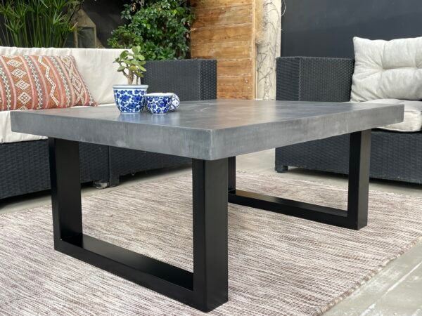 Table basse béton ciré sur mesure - plateau béton ciré - pieds métal ou bois - L’atelier Place est spécialisé dans la réalisation de mobilier d’intérieur sur mesure en béton ciré L’atelier Place est spécialisé dans la réalisation de mobilier d’intérieur sur mesure en béton ciré. Table basse béton ciré entièrement réalisée à la main et personnalisable. Table basse béton ciré sur mesure - plateau béton ciré - pieds métal ou bois- : table , table basse , meuble tv , desserte … C’est Innovant ! Grâce à la mise au point d’un concept innovant aussi bien dans la matière que dans la structure, les meubles béton ciré sont léger et facile d’entretien - Du choix ! Décliné dans une multitude de couleurs, de formes et de dimensions, le design est épuré et élégant, il répondra à toutes les attentes et les exigences de décorations - Unique ! Le rendu de la matière confère un aspect unique à chaque meuble. La vaste gamme de piètements proposés est personnalisable et les dimensions infinies pour personnaliser son meuble - Handmade ! Tous les meubles sont conçus et réalisés à la main de la tête aux pieds .Fabriqué sous 10 jours puis expédiés dans toute la France . Le béton ciré est un matériau moderne et esthétique qui combine l’apparence du béton avec une finition lisse et brillante. Il est souvent utilisé pour les revêtements de sols, murs, meubles, et même les plans de travail en raison de son aspect contemporain et de ses propriétés pratiques. Le béton ciré est apprécié pour sa résistance, sa durabilité et sa facilité d’entretien. Il est composé de béton, de pigments, de résines et d’autres additifs qui permettent de créer une finition lisse et uniforme BETON CIRE - TABLE -TABLE A DINER - TABLE SUR MESURE – TABLE BETON CIRE - TABLE REUNION - TABLE BASSE SUR MESURE – TABLE - BASSE BETON CIRE - TABLE BASSE – MEUBLE - MOBILIER SUR MESURE - MOBILIER BETON CIRE - FAIT MAIN – HANDMADE - PIEDS TABLE – PIEDS METAL - ILOT CENTRAL – BUREAU – SALON - SUR MESURE – DECORATION - DESIGN – MEUBLE - TABLE DE DINER – CUISINE – COMPTEMPORAIN - BOHEME CHIC - table béton ciré sur mesure - table fait main - table à diner - table repas - table salle à manger