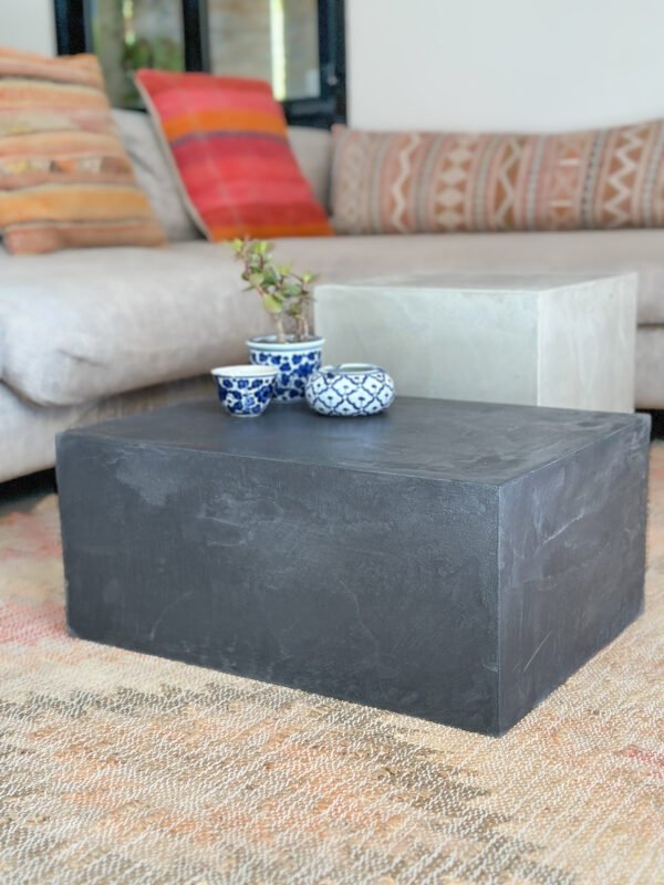 meuble d'appoint béton ciré / table basse - chevet - bout de canapé L’atelier Place est spécialisé dans la réalisation de mobilier d’intérieur sur mesure en béton ciré. Table basse béton ciré entièrement réalisée à la main et personnalisable. Table basse béton ciré sur mesure - plateau béton ciré - pieds métal ou bois- : table , table basse , meuble tv , desserte … C’est Innovant ! Grâce à la mise au point d’un concept innovant aussi bien dans la matière que dans la structure, les meubles béton ciré sont léger et facile d’entretien - Du choix ! Décliné dans une multitude de couleurs, de formes et de dimensions, le design est épuré et élégant, il répondra à toutes les attentes et les exigences de décorations - Unique ! Le rendu de la matière confère un aspect unique à chaque meuble. La vaste gamme de piètements proposés est personnalisable et les dimensions infinies pour personnaliser son meuble - Handmade ! Tous les meubles sont conçus et réalisés à la main de la tête aux pieds .Fabriqué sous 10 jours puis expédiés dans toute la France . Le béton ciré est un matériau moderne et esthétique qui combine l’apparence du béton avec une finition lisse et brillante. Il est souvent utilisé pour les revêtements de sols, murs, meubles, et même les plans de travail en raison de son aspect contemporain et de ses propriétés pratiques. Le béton ciré est apprécié pour sa résistance, sa durabilité et sa facilité d’entretien. Il est composé de béton, de pigments, de résines et d’autres additifs qui permettent de créer une finition lisse et uniforme BETON CIRE - TABLE -TABLE A DINER - TABLE SUR MESURE – TABLE BETON CIRE - TABLE REUNION - TABLE BASSE SUR MESURE – TABLE - BASSE BETON CIRE - TABLE BASSE – MEUBLE - MOBILIER SUR MESURE - MOBILIER BETON CIRE - FAIT MAIN – HANDMADE - PIEDS TABLE – PIEDS METAL - ILOT CENTRAL – BUREAU – SALON - SUR MESURE – DECORATION - DESIGN – MEUBLE - TABLE DE DINER – CUISINE – COMPTEMPORAIN - BOHEME CHIC - table béton ciré sur mesure - table fait main - table à diner - table repas - table salle à manger