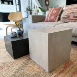 meuble d'appoint béton ciré / table basse - chevet - bout de canapé L’atelier Place est spécialisé dans la réalisation de mobilier d’intérieur sur mesure en béton ciré. Table basse béton ciré entièrement réalisée à la main et personnalisable. Table basse béton ciré sur mesure - plateau béton ciré - pieds métal ou bois- : table , table basse , meuble tv , desserte … C’est Innovant ! Grâce à la mise au point d’un concept innovant aussi bien dans la matière que dans la structure, les meubles béton ciré sont léger et facile d’entretien - Du choix ! Décliné dans une multitude de couleurs, de formes et de dimensions, le design est épuré et élégant, il répondra à toutes les attentes et les exigences de décorations - Unique ! Le rendu de la matière confère un aspect unique à chaque meuble. La vaste gamme de piètements proposés est personnalisable et les dimensions infinies pour personnaliser son meuble - Handmade ! Tous les meubles sont conçus et réalisés à la main de la tête aux pieds .Fabriqué sous 10 jours puis expédiés dans toute la France . Le béton ciré est un matériau moderne et esthétique qui combine l’apparence du béton avec une finition lisse et brillante. Il est souvent utilisé pour les revêtements de sols, murs, meubles, et même les plans de travail en raison de son aspect contemporain et de ses propriétés pratiques. Le béton ciré est apprécié pour sa résistance, sa durabilité et sa facilité d’entretien. Il est composé de béton, de pigments, de résines et d’autres additifs qui permettent de créer une finition lisse et uniforme BETON CIRE - TABLE -TABLE A DINER - TABLE SUR MESURE – TABLE BETON CIRE - TABLE REUNION - TABLE BASSE SUR MESURE – TABLE - BASSE BETON CIRE - TABLE BASSE – MEUBLE - MOBILIER SUR MESURE - MOBILIER BETON CIRE - FAIT MAIN – HANDMADE - PIEDS TABLE – PIEDS METAL - ILOT CENTRAL – BUREAU – SALON - SUR MESURE – DECORATION - DESIGN – MEUBLE - TABLE DE DINER – CUISINE – COMPTEMPORAIN - BOHEME CHIC - table béton ciré sur mesure - table fait main - table à diner - table repas - table salle à manger