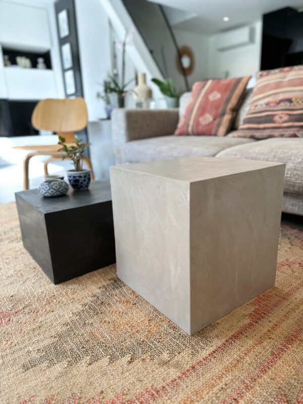 meuble d'appoint béton ciré / table basse - chevet - bout de canapé L’atelier Place est spécialisé dans la réalisation de mobilier d’intérieur sur mesure en béton ciré. Table basse béton ciré entièrement réalisée à la main et personnalisable. Table basse béton ciré sur mesure - plateau béton ciré - pieds métal ou bois- : table , table basse , meuble tv , desserte … C’est Innovant ! Grâce à la mise au point d’un concept innovant aussi bien dans la matière que dans la structure, les meubles béton ciré sont léger et facile d’entretien - Du choix ! Décliné dans une multitude de couleurs, de formes et de dimensions, le design est épuré et élégant, il répondra à toutes les attentes et les exigences de décorations - Unique ! Le rendu de la matière confère un aspect unique à chaque meuble. La vaste gamme de piètements proposés est personnalisable et les dimensions infinies pour personnaliser son meuble - Handmade ! Tous les meubles sont conçus et réalisés à la main de la tête aux pieds .Fabriqué sous 10 jours puis expédiés dans toute la France . Le béton ciré est un matériau moderne et esthétique qui combine l’apparence du béton avec une finition lisse et brillante. Il est souvent utilisé pour les revêtements de sols, murs, meubles, et même les plans de travail en raison de son aspect contemporain et de ses propriétés pratiques. Le béton ciré est apprécié pour sa résistance, sa durabilité et sa facilité d’entretien. Il est composé de béton, de pigments, de résines et d’autres additifs qui permettent de créer une finition lisse et uniforme BETON CIRE - TABLE -TABLE A DINER - TABLE SUR MESURE – TABLE BETON CIRE - TABLE REUNION - TABLE BASSE SUR MESURE – TABLE - BASSE BETON CIRE - TABLE BASSE – MEUBLE - MOBILIER SUR MESURE - MOBILIER BETON CIRE - FAIT MAIN – HANDMADE - PIEDS TABLE – PIEDS METAL - ILOT CENTRAL – BUREAU – SALON - SUR MESURE – DECORATION - DESIGN – MEUBLE - TABLE DE DINER – CUISINE – COMPTEMPORAIN - BOHEME CHIC - table béton ciré sur mesure - table fait main - table à diner - table repas - table salle à manger