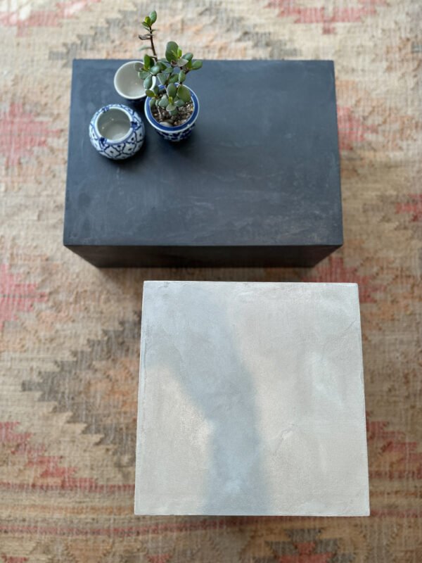 meuble d'appoint béton ciré / table basse - chevet - bout de canapé L’atelier Place est spécialisé dans la réalisation de mobilier d’intérieur sur mesure en béton ciré. Table basse béton ciré entièrement réalisée à la main et personnalisable. Table basse béton ciré sur mesure - plateau béton ciré - pieds métal ou bois- : table , table basse , meuble tv , desserte … C’est Innovant ! Grâce à la mise au point d’un concept innovant aussi bien dans la matière que dans la structure, les meubles béton ciré sont léger et facile d’entretien - Du choix ! Décliné dans une multitude de couleurs, de formes et de dimensions, le design est épuré et élégant, il répondra à toutes les attentes et les exigences de décorations - Unique ! Le rendu de la matière confère un aspect unique à chaque meuble. La vaste gamme de piètements proposés est personnalisable et les dimensions infinies pour personnaliser son meuble - Handmade ! Tous les meubles sont conçus et réalisés à la main de la tête aux pieds .Fabriqué sous 10 jours puis expédiés dans toute la France . Le béton ciré est un matériau moderne et esthétique qui combine l’apparence du béton avec une finition lisse et brillante. Il est souvent utilisé pour les revêtements de sols, murs, meubles, et même les plans de travail en raison de son aspect contemporain et de ses propriétés pratiques. Le béton ciré est apprécié pour sa résistance, sa durabilité et sa facilité d’entretien. Il est composé de béton, de pigments, de résines et d’autres additifs qui permettent de créer une finition lisse et uniforme BETON CIRE - TABLE -TABLE A DINER - TABLE SUR MESURE – TABLE BETON CIRE - TABLE REUNION - TABLE BASSE SUR MESURE – TABLE - BASSE BETON CIRE - TABLE BASSE – MEUBLE - MOBILIER SUR MESURE - MOBILIER BETON CIRE - FAIT MAIN – HANDMADE - PIEDS TABLE – PIEDS METAL - ILOT CENTRAL – BUREAU – SALON - SUR MESURE – DECORATION - DESIGN – MEUBLE - TABLE DE DINER – CUISINE – COMPTEMPORAIN - BOHEME CHIC - table béton ciré sur mesure - table fait main - table à diner - table repas - table salle à manger