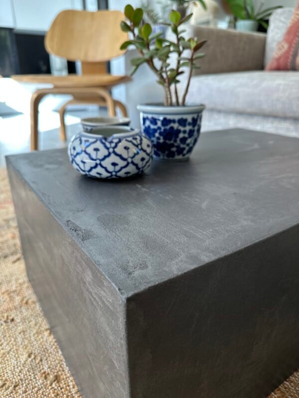 meuble d'appoint béton ciré / table basse - chevet - bout de canapé L’atelier Place est spécialisé dans la réalisation de mobilier d’intérieur sur mesure en béton ciré. Table basse béton ciré entièrement réalisée à la main et personnalisable. Table basse béton ciré sur mesure - plateau béton ciré - pieds métal ou bois- : table , table basse , meuble tv , desserte … C’est Innovant ! Grâce à la mise au point d’un concept innovant aussi bien dans la matière que dans la structure, les meubles béton ciré sont léger et facile d’entretien - Du choix ! Décliné dans une multitude de couleurs, de formes et de dimensions, le design est épuré et élégant, il répondra à toutes les attentes et les exigences de décorations - Unique ! Le rendu de la matière confère un aspect unique à chaque meuble. La vaste gamme de piètements proposés est personnalisable et les dimensions infinies pour personnaliser son meuble - Handmade ! Tous les meubles sont conçus et réalisés à la main de la tête aux pieds .Fabriqué sous 10 jours puis expédiés dans toute la France . Le béton ciré est un matériau moderne et esthétique qui combine l’apparence du béton avec une finition lisse et brillante. Il est souvent utilisé pour les revêtements de sols, murs, meubles, et même les plans de travail en raison de son aspect contemporain et de ses propriétés pratiques. Le béton ciré est apprécié pour sa résistance, sa durabilité et sa facilité d’entretien. Il est composé de béton, de pigments, de résines et d’autres additifs qui permettent de créer une finition lisse et uniforme BETON CIRE - TABLE -TABLE A DINER - TABLE SUR MESURE – TABLE BETON CIRE - TABLE REUNION - TABLE BASSE SUR MESURE – TABLE - BASSE BETON CIRE - TABLE BASSE – MEUBLE - MOBILIER SUR MESURE - MOBILIER BETON CIRE - FAIT MAIN – HANDMADE - PIEDS TABLE – PIEDS METAL - ILOT CENTRAL – BUREAU – SALON - SUR MESURE – DECORATION - DESIGN – MEUBLE - TABLE DE DINER – CUISINE – COMPTEMPORAIN - BOHEME CHIC - table béton ciré sur mesure - table fait main - table à diner - table repas - table salle à manger