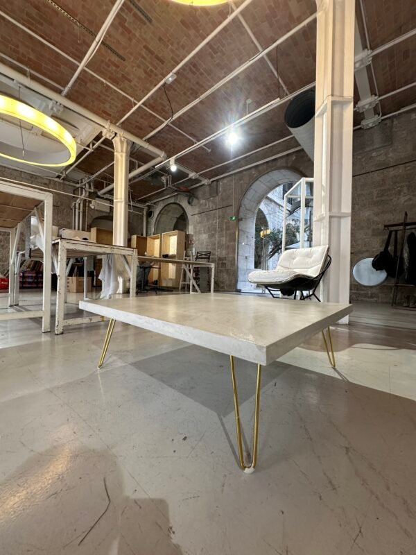 Table basse béton ciré sur mesure - plateau béton ciré - pieds métal ou bois - L’atelier Place est spécialisé dans la réalisation de mobilier d’intérieur sur mesure en béton ciré L’atelier Place est spécialisé dans la réalisation de mobilier d’intérieur sur mesure en béton ciré. Table basse béton ciré entièrement réalisée à la main et personnalisable. Table basse béton ciré sur mesure - plateau béton ciré - pieds métal ou bois- : table , table basse , meuble tv , desserte … C’est Innovant ! Grâce à la mise au point d’un concept innovant aussi bien dans la matière que dans la structure, les meubles béton ciré sont léger et facile d’entretien - Du choix ! Décliné dans une multitude de couleurs, de formes et de dimensions, le design est épuré et élégant, il répondra à toutes les attentes et les exigences de décorations - Unique ! Le rendu de la matière confère un aspect unique à chaque meuble. La vaste gamme de piètements proposés est personnalisable et les dimensions infinies pour personnaliser son meuble - Handmade ! Tous les meubles sont conçus et réalisés à la main de la tête aux pieds .Fabriqué sous 10 jours puis expédiés dans toute la France . Le béton ciré est un matériau moderne et esthétique qui combine l’apparence du béton avec une finition lisse et brillante. Il est souvent utilisé pour les revêtements de sols, murs, meubles, et même les plans de travail en raison de son aspect contemporain et de ses propriétés pratiques. Le béton ciré est apprécié pour sa résistance, sa durabilité et sa facilité d’entretien. Il est composé de béton, de pigments, de résines et d’autres additifs qui permettent de créer une finition lisse et uniforme BETON CIRE - TABLE -TABLE A DINER - TABLE SUR MESURE – TABLE BETON CIRE - TABLE REUNION - TABLE BASSE SUR MESURE – TABLE - BASSE BETON CIRE - TABLE BASSE – MEUBLE - MOBILIER SUR MESURE - MOBILIER BETON CIRE - FAIT MAIN – HANDMADE - PIEDS TABLE – PIEDS METAL - ILOT CENTRAL – BUREAU – SALON - SUR MESURE – DECORATION - DESIGN – MEUBLE - TABLE DE DINER – CUISINE – COMPTEMPORAIN - BOHEME CHIC - table béton ciré sur mesure - table fait main - table à diner - table repas - table salle à manger