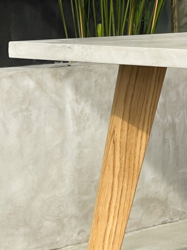 L’atelier Place est spécialisé dans la réalisation de mobilier d’intérieur sur mesure en béton ciré. Table béton ciré entièrement réalisée à la main et personnalisable. Table béton ciré sur mesure - plateau béton ciré - pieds métal - L’atelier Place est spécialisé dans la réalisation de mobilier d’intérieur sur mesure en béton ciré : table , table basse , meuble tv , desserte … C’est Innovant ! Grâce à la mise au point d’un concept innovant aussi bien dans la matière que dans la structure, les meubles béton ciré sont léger et facile d’entretien. Du choix ! Décliné dans une multitude de couleurs, de formes et de dimensions, le design est épuré et élégant, il répondra à toutes les attentes et les exigences de décorations. Unique ! Le rendu de la matière confère un aspect unique à chaque meuble. La vaste gamme de piètements proposés est personnalisable et les dimensions infinies pour personnaliser son meuble. Handmade ! Tous les meubles sont conçus et réalisés à la main de la tête aux pieds .Fabriqué sous 10 jours puis expédiés dans toute la France .