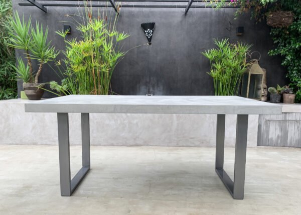 L’atelier Place est spécialisé dans la réalisation de mobilier d’intérieur sur mesure en béton ciré. Table béton ciré entièrement réalisée à la main et personnalisable. Table béton ciré sur mesure - plateau béton ciré - pieds métal ou bois- L’atelier Place est spécialisé dans la réalisation de mobilier d’intérieur sur mesure en béton ciré : table , table basse , meuble tv , desserte … C’est Innovant ! Grâce à la mise au point d’un concept innovant aussi bien dans la matière que dans la structure, les meubles béton ciré sont léger et facile d’entretien - Du choix ! Décliné dans une multitude de couleurs, de formes et de dimensions, le design est épuré et élégant, il répondra à toutes les attentes et les exigences de décorations - Unique ! Le rendu de la matière confère un aspect unique à chaque meuble. La vaste gamme de piètements proposés est personnalisable et les dimensions infinies pour personnaliser son meuble - Handmade ! Tous les meubles sont conçus et réalisés à la main de la tête aux pieds .Fabriqué sous 10 jours puis expédiés dans toute la France . Le béton ciré est un matériau moderne et esthétique qui combine l’apparence du béton avec une finition lisse et brillante. Il est souvent utilisé pour les revêtements de sols, murs, meubles, et même les plans de travail en raison de son aspect contemporain et de ses propriétés pratiques. Le béton ciré est apprécié pour sa résistance, sa durabilité et sa facilité d’entretien. Il est composé de béton, de pigments, de résines et d’autres additifs qui permettent de créer une finition lisse et uniforme
