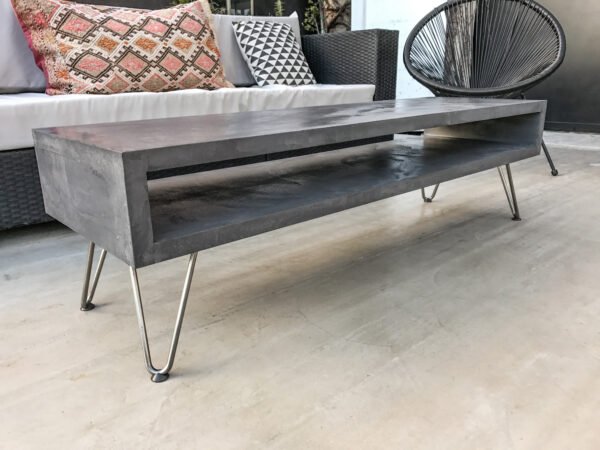 Table basse béton ciré sur mesure - plateau béton ciré - pieds métal ou bois - L’atelier Place est spécialisé dans la réalisation de mobilier d’intérieur sur mesure en béton ciré L’atelier Place est spécialisé dans la réalisation de mobilier d’intérieur sur mesure en béton ciré. Table basse béton ciré entièrement réalisée à la main et personnalisable. Table basse béton ciré sur mesure - plateau béton ciré - pieds métal ou bois- : table , table basse , meuble tv , desserte … C’est Innovant ! Grâce à la mise au point d’un concept innovant aussi bien dans la matière que dans la structure, les meubles béton ciré sont léger et facile d’entretien - Du choix ! Décliné dans une multitude de couleurs, de formes et de dimensions, le design est épuré et élégant, il répondra à toutes les attentes et les exigences de décorations - Unique ! Le rendu de la matière confère un aspect unique à chaque meuble. La vaste gamme de piètements proposés est personnalisable et les dimensions infinies pour personnaliser son meuble - Handmade ! Tous les meubles sont conçus et réalisés à la main de la tête aux pieds .Fabriqué sous 10 jours puis expédiés dans toute la France . Le béton ciré est un matériau moderne et esthétique qui combine l’apparence du béton avec une finition lisse et brillante. Il est souvent utilisé pour les revêtements de sols, murs, meubles, et même les plans de travail en raison de son aspect contemporain et de ses propriétés pratiques. Le béton ciré est apprécié pour sa résistance, sa durabilité et sa facilité d’entretien. Il est composé de béton, de pigments, de résines et d’autres additifs qui permettent de créer une finition lisse et uniforme BETON CIRE - TABLE -TABLE A DINER - TABLE SUR MESURE – TABLE BETON CIRE - TABLE REUNION - TABLE BASSE SUR MESURE – TABLE - BASSE BETON CIRE - TABLE BASSE – MEUBLE - MOBILIER SUR MESURE - MOBILIER BETON CIRE - FAIT MAIN – HANDMADE - PIEDS TABLE – PIEDS METAL - ILOT CENTRAL – BUREAU – SALON - SUR MESURE – DECORATION - DESIGN – MEUBLE - TABLE DE DINER – CUISINE – COMPTEMPORAIN - BOHEME CHIC - table béton ciré sur mesure - table fait main - table à diner - table repas - table salle à manger