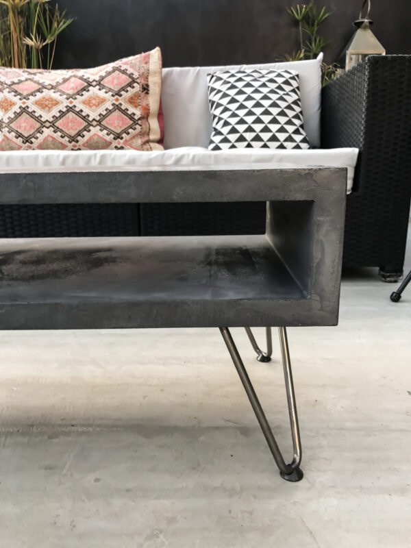 Table basse béton ciré sur mesure - plateau béton ciré - pieds métal ou bois - L’atelier Place est spécialisé dans la réalisation de mobilier d’intérieur sur mesure en béton ciré L’atelier Place est spécialisé dans la réalisation de mobilier d’intérieur sur mesure en béton ciré. Table basse béton ciré entièrement réalisée à la main et personnalisable. Table basse béton ciré sur mesure - plateau béton ciré - pieds métal ou bois- : table , table basse , meuble tv , desserte … C’est Innovant ! Grâce à la mise au point d’un concept innovant aussi bien dans la matière que dans la structure, les meubles béton ciré sont léger et facile d’entretien - Du choix ! Décliné dans une multitude de couleurs, de formes et de dimensions, le design est épuré et élégant, il répondra à toutes les attentes et les exigences de décorations - Unique ! Le rendu de la matière confère un aspect unique à chaque meuble. La vaste gamme de piètements proposés est personnalisable et les dimensions infinies pour personnaliser son meuble - Handmade ! Tous les meubles sont conçus et réalisés à la main de la tête aux pieds .Fabriqué sous 10 jours puis expédiés dans toute la France . Le béton ciré est un matériau moderne et esthétique qui combine l’apparence du béton avec une finition lisse et brillante. Il est souvent utilisé pour les revêtements de sols, murs, meubles, et même les plans de travail en raison de son aspect contemporain et de ses propriétés pratiques. Le béton ciré est apprécié pour sa résistance, sa durabilité et sa facilité d’entretien. Il est composé de béton, de pigments, de résines et d’autres additifs qui permettent de créer une finition lisse et uniforme BETON CIRE - TABLE -TABLE A DINER - TABLE SUR MESURE – TABLE BETON CIRE - TABLE REUNION - TABLE BASSE SUR MESURE – TABLE - BASSE BETON CIRE - TABLE BASSE – MEUBLE - MOBILIER SUR MESURE - MOBILIER BETON CIRE - FAIT MAIN – HANDMADE - PIEDS TABLE – PIEDS METAL - ILOT CENTRAL – BUREAU – SALON - SUR MESURE – DECORATION - DESIGN – MEUBLE - TABLE DE DINER – CUISINE – COMPTEMPORAIN - BOHEME CHIC - table béton ciré sur mesure - table fait main - table à diner - table repas - table salle à manger