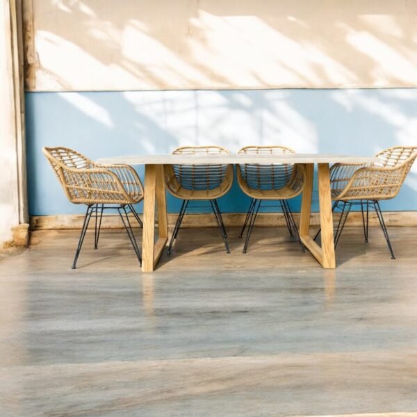 Table béton ciré sur mesure - plateau béton ciré - pieds métal ou bois - L’atelier Place est spécialisé dans la réalisation de mobilier d’intérieur sur mesure en béton ciré L’atelier Place est spécialisé dans la réalisation de mobilier d’intérieur sur mesure en béton ciré. Table béton ciré entièrement réalisée à la main et personnalisable. Table béton ciré sur mesure - plateau béton ciré - pieds métal ou bois- L’atelier Place est spécialisé dans la réalisation de mobilier d’intérieur sur mesure en béton ciré : table , table basse , meuble tv , desserte … C’est Innovant ! Grâce à la mise au point d’un concept innovant aussi bien dans la matière que dans la structure, les meubles béton ciré sont léger et facile d’entretien - Du choix ! Décliné dans une multitude de couleurs, de formes et de dimensions, le design est épuré et élégant, il répondra à toutes les attentes et les exigences de décorations - Unique ! Le rendu de la matière confère un aspect unique à chaque meuble. La vaste gamme de piètements proposés est personnalisable et les dimensions infinies pour personnaliser son meuble - Handmade ! Tous les meubles sont conçus et réalisés à la main de la tête aux pieds .Fabriqué sous 10 jours puis expédiés dans toute la France . Le béton ciré est un matériau moderne et esthétique qui combine l’apparence du béton avec une finition lisse et brillante. Il est souvent utilisé pour les revêtements de sols, murs, meubles, et même les plans de travail en raison de son aspect contemporain et de ses propriétés pratiques. Le béton ciré est apprécié pour sa résistance, sa durabilité et sa facilité d’entretien. Il est composé de béton, de pigments, de résines et d’autres additifs qui permettent de créer une finition lisse et uniforme BETON CIRE - TABLE -TABLE A DINER - TABLE SUR MESURE – TABLE BETON CIRE - TABLE REUNION - TABLE BASSE SUR MESURE – TABLE - BASSE BETON CIRE - TABLE BASSE – MEUBLE - MOBILIER SUR MESURE - MOBILIER BETON CIRE - FAIT MAIN – HANDMADE - PIEDS TABLE – PIEDS METAL - ILOT CENTRAL – BUREAU – SALON - SUR MESURE – DECORATION - DESIGN – MEUBLE - TABLE DE DINER – CUISINE – COMPTEMPORAIN - BOHEME CHIC - table béton ciré sur mesure - table fait main - table à diner - table repas - table salle à manger