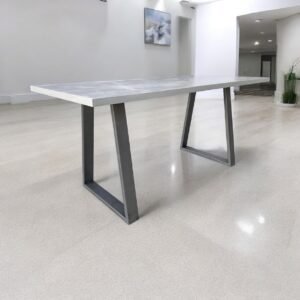 Table béton ciré sur mesure - plateau béton ciré - pieds métal ou bois - L’atelier Place est spécialisé dans la réalisation de mobilier d’intérieur sur mesure en béton ciré L’atelier Place est spécialisé dans la réalisation de mobilier d’intérieur sur mesure en béton ciré. Table béton ciré entièrement réalisée à la main et personnalisable. Table béton ciré sur mesure - plateau béton ciré - pieds métal ou bois- L’atelier Place est spécialisé dans la réalisation de mobilier d’intérieur sur mesure en béton ciré : table , table basse , meuble tv , desserte … C’est Innovant ! Grâce à la mise au point d’un concept innovant aussi bien dans la matière que dans la structure, les meubles béton ciré sont léger et facile d’entretien - Du choix ! Décliné dans une multitude de couleurs, de formes et de dimensions, le design est épuré et élégant, il répondra à toutes les attentes et les exigences de décorations - Unique ! Le rendu de la matière confère un aspect unique à chaque meuble. La vaste gamme de piètements proposés est personnalisable et les dimensions infinies pour personnaliser son meuble - Handmade ! Tous les meubles sont conçus et réalisés à la main de la tête aux pieds .Fabriqué sous 10 jours puis expédiés dans toute la France . Le béton ciré est un matériau moderne et esthétique qui combine l’apparence du béton avec une finition lisse et brillante. Il est souvent utilisé pour les revêtements de sols, murs, meubles, et même les plans de travail en raison de son aspect contemporain et de ses propriétés pratiques. Le béton ciré est apprécié pour sa résistance, sa durabilité et sa facilité d’entretien. Il est composé de béton, de pigments, de résines et d’autres additifs qui permettent de créer une finition lisse et uniforme BETON CIRE - TABLE -TABLE A DINER - TABLE SUR MESURE – TABLE BETON CIRE - TABLE REUNION - TABLE BASSE SUR MESURE – TABLE - BASSE BETON CIRE - TABLE BASSE – MEUBLE - MOBILIER SUR MESURE - MOBILIER BETON CIRE - FAIT MAIN – HANDMADE - PIEDS TABLE – PIEDS METAL - ILOT CENTRAL – BUREAU – SALON - SUR MESURE – DECORATION - DESIGN – MEUBLE - TABLE DE DINER – CUISINE – COMPTEMPORAIN - BOHEME CHIC - table béton ciré sur mesure - table fait main - table à diner - table repas - table salle à manger