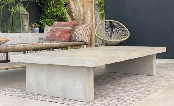 Table basse béton ciré sur mesure - plateau béton ciré - pieds métal ou bois - L’atelier Place est spécialisé dans la réalisation de mobilier d’intérieur sur mesure en béton ciré L’atelier Place est spécialisé dans la réalisation de mobilier d’intérieur sur mesure en béton ciré. Table basse béton ciré entièrement réalisée à la main et personnalisable. Table basse béton ciré sur mesure - plateau béton ciré - pieds métal ou bois- : table , table basse , meuble tv , desserte … C’est Innovant ! Grâce à la mise au point d’un concept innovant aussi bien dans la matière que dans la structure, les meubles béton ciré sont léger et facile d’entretien - Du choix ! Décliné dans une multitude de couleurs, de formes et de dimensions, le design est épuré et élégant, il répondra à toutes les attentes et les exigences de décorations - Unique ! Le rendu de la matière confère un aspect unique à chaque meuble. La vaste gamme de piètements proposés est personnalisable et les dimensions infinies pour personnaliser son meuble - Handmade ! Tous les meubles sont conçus et réalisés à la main de la tête aux pieds .Fabriqué sous 10 jours puis expédiés dans toute la France . Le béton ciré est un matériau moderne et esthétique qui combine l’apparence du béton avec une finition lisse et brillante. Il est souvent utilisé pour les revêtements de sols, murs, meubles, et même les plans de travail en raison de son aspect contemporain et de ses propriétés pratiques. Le béton ciré est apprécié pour sa résistance, sa durabilité et sa facilité d’entretien. Il est composé de béton, de pigments, de résines et d’autres additifs qui permettent de créer une finition lisse et uniforme BETON CIRE - TABLE -TABLE A DINER - TABLE SUR MESURE – TABLE BETON CIRE - TABLE REUNION - TABLE BASSE SUR MESURE – TABLE - BASSE BETON CIRE - TABLE BASSE – MEUBLE - MOBILIER SUR MESURE - MOBILIER BETON CIRE - FAIT MAIN – HANDMADE - PIEDS TABLE – PIEDS METAL - ILOT CENTRAL – BUREAU – SALON - SUR MESURE – DECORATION - DESIGN – MEUBLE - TABLE DE DINER – CUISINE – COMPTEMPORAIN - BOHEME CHIC - table béton ciré sur mesure - table fait main - table à diner - table repas - table salle à manger