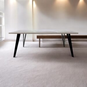 Table béton ciré sur mesure - plateau béton ciré - pieds métal ou bois - L’atelier Place est spécialisé dans la réalisation de mobilier d’intérieur sur mesure en béton ciré