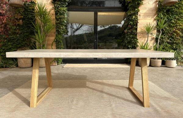 L’atelier Place est spécialisé dans la réalisation de mobilier d’intérieur sur mesure en béton ciré. Table béton ciré entièrement réalisée à la main et personnalisable. Table béton ciré sur mesure - plateau béton ciré - pieds métal ou bois- L’atelier Place est spécialisé dans la réalisation de mobilier d’intérieur sur mesure en béton ciré : table , table basse , meuble tv , desserte … C’est Innovant ! Grâce à la mise au point d’un concept innovant aussi bien dans la matière que dans la structure, les meubles béton ciré sont léger et facile d’entretien - Du choix ! Décliné dans une multitude de couleurs, de formes et de dimensions, le design est épuré et élégant, il répondra à toutes les attentes et les exigences de décorations - Unique ! Le rendu de la matière confère un aspect unique à chaque meuble. La vaste gamme de piètements proposés est personnalisable et les dimensions infinies pour personnaliser son meuble - Handmade ! Tous les meubles sont conçus et réalisés à la main de la tête aux pieds .Fabriqué sous 10 jours puis expédiés dans toute la France . Le béton ciré est un matériau moderne et esthétique qui combine l’apparence du béton avec une finition lisse et brillante. Il est souvent utilisé pour les revêtements de sols, murs, meubles, et même les plans de travail en raison de son aspect contemporain et de ses propriétés pratiques. Le béton ciré est apprécié pour sa résistance, sa durabilité et sa facilité d’entretien. Il est composé de béton, de pigments, de résines et d’autres additifs qui permettent de créer une finition lisse et uniforme BETON CIRE - TABLE -TABLE A DINER - TABLE SUR MESURE – TABLE BETON CIRE - TABLE REUNION - TABLE BASSE SUR MESURE – TABLE - BASSE BETON CIRE - TABLE BASSE – MEUBLE - MOBILIER SUR MESURE - MOBILIER BETON CIRE - FAIT MAIN – HANDMADE - PIEDS TABLE – PIEDS METAL - ILOT CENTRAL – BUREAU – SALON - SUR MESURE – DECORATION - DESIGN – MEUBLE - TABLE DE DINER – CUISINE – COMPTEMPORAIN - BOHEME CHIC - table béton ciré sur mesure - table fait main - table à diner - table repas - table salle à manger