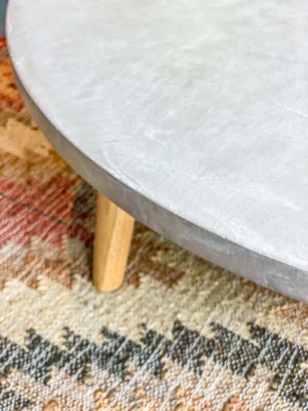 Table basse ronde béton ciré sur mesure - plateau béton ciré - pieds métal ou bois - L’atelier Place est spécialisé dans la réalisation de mobilier d’intérieur sur mesure en béton ciré L’atelier Place est spécialisé dans la réalisation de mobilier d’intérieur sur mesure en béton ciré. Table basse béton ciré entièrement réalisée à la main et personnalisable. Table basse béton ciré sur mesure - plateau béton ciré - pieds métal ou bois- : table , table basse , meuble tv , desserte … C’est Innovant ! Grâce à la mise au point d’un concept innovant aussi bien dans la matière que dans la structure, les meubles béton ciré sont léger et facile d’entretien - Du choix ! Décliné dans une multitude de couleurs, de formes et de dimensions, le design est épuré et élégant, il répondra à toutes les attentes et les exigences de décorations - Unique ! Le rendu de la matière confère un aspect unique à chaque meuble. La vaste gamme de piètements proposés est personnalisable et les dimensions infinies pour personnaliser son meuble - Handmade ! Tous les meubles sont conçus et réalisés à la main de la tête aux pieds .Fabriqué sous 10 jours puis expédiés dans toute la France . Le béton ciré est un matériau moderne et esthétique qui combine l’apparence du béton avec une finition lisse et brillante. Il est souvent utilisé pour les revêtements de sols, murs, meubles, et même les plans de travail en raison de son aspect contemporain et de ses propriétés pratiques. Le béton ciré est apprécié pour sa résistance, sa durabilité et sa facilité d’entretien. Il est composé de béton, de pigments, de résines et d’autres additifs qui permettent de créer une finition lisse et uniforme BETON CIRE - TABLE -TABLE A DINER - TABLE SUR MESURE – TABLE BETON CIRE - TABLE REUNION - TABLE BASSE SUR MESURE – TABLE - BASSE BETON CIRE - TABLE BASSE – MEUBLE - MOBILIER SUR MESURE - MOBILIER BETON CIRE - FAIT MAIN – HANDMADE - PIEDS TABLE – PIEDS METAL - ILOT CENTRAL – BUREAU – SALON - SUR MESURE – DECORATION - DESIGN – MEUBLE - TABLE DE DINER – CUISINE – COMPTEMPORAIN - BOHEME CHIC - table béton ciré sur mesure - table fait main - table à diner - table repas - table salle à manger
