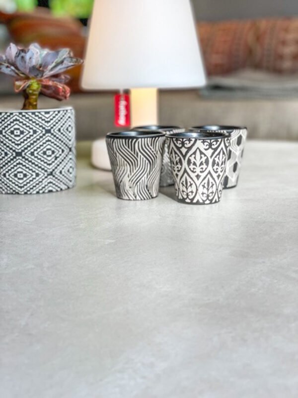 Table basse ronde béton ciré sur mesure - plateau béton ciré - pieds métal ou bois - L’atelier Place est spécialisé dans la réalisation de mobilier d’intérieur sur mesure en béton ciré L’atelier Place est spécialisé dans la réalisation de mobilier d’intérieur sur mesure en béton ciré. Table basse béton ciré entièrement réalisée à la main et personnalisable. Table basse béton ciré sur mesure - plateau béton ciré - pieds métal ou bois- : table , table basse , meuble tv , desserte … C’est Innovant ! Grâce à la mise au point d’un concept innovant aussi bien dans la matière que dans la structure, les meubles béton ciré sont léger et facile d’entretien - Du choix ! Décliné dans une multitude de couleurs, de formes et de dimensions, le design est épuré et élégant, il répondra à toutes les attentes et les exigences de décorations - Unique ! Le rendu de la matière confère un aspect unique à chaque meuble. La vaste gamme de piètements proposés est personnalisable et les dimensions infinies pour personnaliser son meuble - Handmade ! Tous les meubles sont conçus et réalisés à la main de la tête aux pieds .Fabriqué sous 10 jours puis expédiés dans toute la France . Le béton ciré est un matériau moderne et esthétique qui combine l’apparence du béton avec une finition lisse et brillante. Il est souvent utilisé pour les revêtements de sols, murs, meubles, et même les plans de travail en raison de son aspect contemporain et de ses propriétés pratiques. Le béton ciré est apprécié pour sa résistance, sa durabilité et sa facilité d’entretien. Il est composé de béton, de pigments, de résines et d’autres additifs qui permettent de créer une finition lisse et uniforme BETON CIRE - TABLE -TABLE A DINER - TABLE SUR MESURE – TABLE BETON CIRE - TABLE REUNION - TABLE BASSE SUR MESURE – TABLE - BASSE BETON CIRE - TABLE BASSE – MEUBLE - MOBILIER SUR MESURE - MOBILIER BETON CIRE - FAIT MAIN – HANDMADE - PIEDS TABLE – PIEDS METAL - ILOT CENTRAL – BUREAU – SALON - SUR MESURE – DECORATION - DESIGN – MEUBLE - TABLE DE DINER – CUISINE – COMPTEMPORAIN - BOHEME CHIC - table béton ciré sur mesure - table fait main - table à diner - table repas - table salle à manger