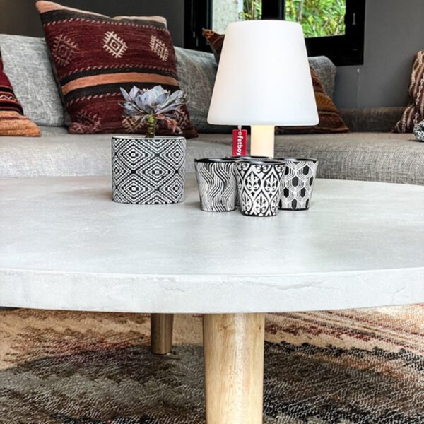 Table basse ronde béton ciré sur mesure - plateau béton ciré - pieds métal ou bois - L’atelier Place est spécialisé dans la réalisation de mobilier d’intérieur sur mesure en béton ciré L’atelier Place est spécialisé dans la réalisation de mobilier d’intérieur sur mesure en béton ciré. Table basse béton ciré entièrement réalisée à la main et personnalisable. Table basse béton ciré sur mesure - plateau béton ciré - pieds métal ou bois- : table , table basse , meuble tv , desserte … C’est Innovant ! Grâce à la mise au point d’un concept innovant aussi bien dans la matière que dans la structure, les meubles béton ciré sont léger et facile d’entretien - Du choix ! Décliné dans une multitude de couleurs, de formes et de dimensions, le design est épuré et élégant, il répondra à toutes les attentes et les exigences de décorations - Unique ! Le rendu de la matière confère un aspect unique à chaque meuble. La vaste gamme de piètements proposés est personnalisable et les dimensions infinies pour personnaliser son meuble - Handmade ! Tous les meubles sont conçus et réalisés à la main de la tête aux pieds .Fabriqué sous 10 jours puis expédiés dans toute la France . Le béton ciré est un matériau moderne et esthétique qui combine l’apparence du béton avec une finition lisse et brillante. Il est souvent utilisé pour les revêtements de sols, murs, meubles, et même les plans de travail en raison de son aspect contemporain et de ses propriétés pratiques. Le béton ciré est apprécié pour sa résistance, sa durabilité et sa facilité d’entretien. Il est composé de béton, de pigments, de résines et d’autres additifs qui permettent de créer une finition lisse et uniforme BETON CIRE - TABLE -TABLE A DINER - TABLE SUR MESURE – TABLE BETON CIRE - TABLE REUNION - TABLE BASSE SUR MESURE – TABLE - BASSE BETON CIRE - TABLE BASSE – MEUBLE - MOBILIER SUR MESURE - MOBILIER BETON CIRE - FAIT MAIN – HANDMADE - PIEDS TABLE – PIEDS METAL - ILOT CENTRAL – BUREAU – SALON - SUR MESURE – DECORATION - DESIGN – MEUBLE - TABLE DE DINER – CUISINE – COMPTEMPORAIN - BOHEME CHIC - table béton ciré sur mesure - table fait main - table à diner - table repas - table salle à manger