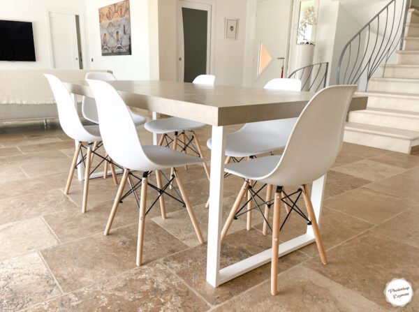 L’atelier Place est spécialisé dans la réalisation de mobilier d’intérieur sur mesure en béton ciré. Table béton ciré entièrement réalisée à la main et personnalisable. Table béton ciré sur mesure - plateau béton ciré - pieds métal ou bois- L’atelier Place est spécialisé dans la réalisation de mobilier d’intérieur sur mesure en béton ciré : table , table basse , meuble tv , desserte … C’est Innovant ! Grâce à la mise au point d’un concept innovant aussi bien dans la matière que dans la structure, les meubles béton ciré sont léger et facile d’entretien - Du choix ! Décliné dans une multitude de couleurs, de formes et de dimensions, le design est épuré et élégant, il répondra à toutes les attentes et les exigences de décorations - Unique ! Le rendu de la matière confère un aspect unique à chaque meuble. La vaste gamme de piètements proposés est personnalisable et les dimensions infinies pour personnaliser son meuble - Handmade ! Tous les meubles sont conçus et réalisés à la main de la tête aux pieds .Fabriqué sous 10 jours puis expédiés dans toute la France . Le béton ciré est un matériau moderne et esthétique qui combine l’apparence du béton avec une finition lisse et brillante. Il est souvent utilisé pour les revêtements de sols, murs, meubles, et même les plans de travail en raison de son aspect contemporain et de ses propriétés pratiques. Le béton ciré est apprécié pour sa résistance, sa durabilité et sa facilité d’entretien. Il est composé de béton, de pigments, de résines et d’autres additifs qui permettent de créer une finition lisse et uniforme