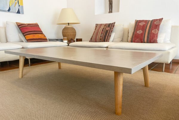 Table basse béton ciré sur mesure - plateau béton ciré - pieds métal ou bois - L’atelier Place est spécialisé dans la réalisation de mobilier d’intérieur sur mesure en béton ciré L’atelier Place est spécialisé dans la réalisation de mobilier d’intérieur sur mesure en béton ciré. Table basse béton ciré entièrement réalisée à la main et personnalisable. Table basse béton ciré sur mesure - plateau béton ciré - pieds métal ou bois- : table , table basse , meuble tv , desserte … C’est Innovant ! Grâce à la mise au point d’un concept innovant aussi bien dans la matière que dans la structure, les meubles béton ciré sont léger et facile d’entretien - Du choix ! Décliné dans une multitude de couleurs, de formes et de dimensions, le design est épuré et élégant, il répondra à toutes les attentes et les exigences de décorations - Unique ! Le rendu de la matière confère un aspect unique à chaque meuble. La vaste gamme de piètements proposés est personnalisable et les dimensions infinies pour personnaliser son meuble - Handmade ! Tous les meubles sont conçus et réalisés à la main de la tête aux pieds .Fabriqué sous 10 jours puis expédiés dans toute la France . Le béton ciré est un matériau moderne et esthétique qui combine l’apparence du béton avec une finition lisse et brillante. Il est souvent utilisé pour les revêtements de sols, murs, meubles, et même les plans de travail en raison de son aspect contemporain et de ses propriétés pratiques. Le béton ciré est apprécié pour sa résistance, sa durabilité et sa facilité d’entretien. Il est composé de béton, de pigments, de résines et d’autres additifs qui permettent de créer une finition lisse et uniforme BETON CIRE - TABLE -TABLE A DINER - TABLE SUR MESURE – TABLE BETON CIRE - TABLE REUNION - TABLE BASSE SUR MESURE – TABLE - BASSE BETON CIRE - TABLE BASSE – MEUBLE - MOBILIER SUR MESURE - MOBILIER BETON CIRE - FAIT MAIN – HANDMADE - PIEDS TABLE – PIEDS METAL - ILOT CENTRAL – BUREAU – SALON - SUR MESURE – DECORATION - DESIGN – MEUBLE - TABLE DE DINER – CUISINE – COMPTEMPORAIN - BOHEME CHIC - table béton ciré sur mesure - table fait main - table à diner - table repas - table salle à manger