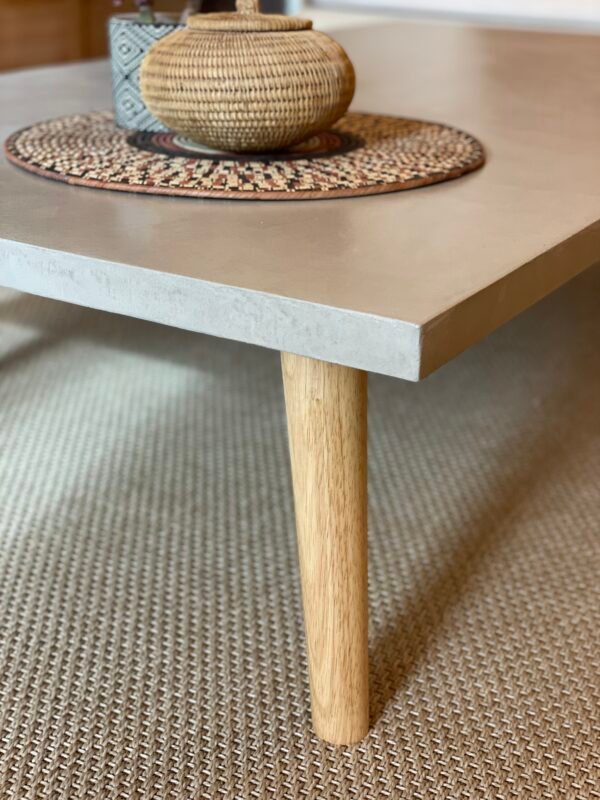 Table basse béton ciré sur mesure - plateau béton ciré - pieds métal ou bois - L’atelier Place est spécialisé dans la réalisation de mobilier d’intérieur sur mesure en béton ciré L’atelier Place est spécialisé dans la réalisation de mobilier d’intérieur sur mesure en béton ciré. Table basse béton ciré entièrement réalisée à la main et personnalisable. Table basse béton ciré sur mesure - plateau béton ciré - pieds métal ou bois- : table , table basse , meuble tv , desserte … C’est Innovant ! Grâce à la mise au point d’un concept innovant aussi bien dans la matière que dans la structure, les meubles béton ciré sont léger et facile d’entretien - Du choix ! Décliné dans une multitude de couleurs, de formes et de dimensions, le design est épuré et élégant, il répondra à toutes les attentes et les exigences de décorations - Unique ! Le rendu de la matière confère un aspect unique à chaque meuble. La vaste gamme de piètements proposés est personnalisable et les dimensions infinies pour personnaliser son meuble - Handmade ! Tous les meubles sont conçus et réalisés à la main de la tête aux pieds .Fabriqué sous 10 jours puis expédiés dans toute la France . Le béton ciré est un matériau moderne et esthétique qui combine l’apparence du béton avec une finition lisse et brillante. Il est souvent utilisé pour les revêtements de sols, murs, meubles, et même les plans de travail en raison de son aspect contemporain et de ses propriétés pratiques. Le béton ciré est apprécié pour sa résistance, sa durabilité et sa facilité d’entretien. Il est composé de béton, de pigments, de résines et d’autres additifs qui permettent de créer une finition lisse et uniforme BETON CIRE - TABLE -TABLE A DINER - TABLE SUR MESURE – TABLE BETON CIRE - TABLE REUNION - TABLE BASSE SUR MESURE – TABLE - BASSE BETON CIRE - TABLE BASSE – MEUBLE - MOBILIER SUR MESURE - MOBILIER BETON CIRE - FAIT MAIN – HANDMADE - PIEDS TABLE – PIEDS METAL - ILOT CENTRAL – BUREAU – SALON - SUR MESURE – DECORATION - DESIGN – MEUBLE - TABLE DE DINER – CUISINE – COMPTEMPORAIN - BOHEME CHIC - table béton ciré sur mesure - table fait main - table à diner - table repas - table salle à manger