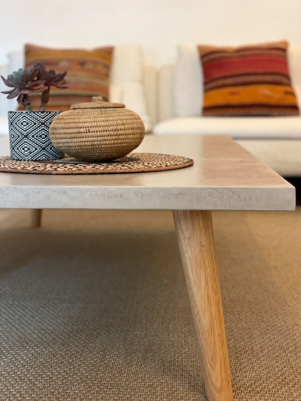 Table basse béton ciré sur mesure - plateau béton ciré - pieds métal ou bois - L’atelier Place est spécialisé dans la réalisation de mobilier d’intérieur sur mesure en béton ciré L’atelier Place est spécialisé dans la réalisation de mobilier d’intérieur sur mesure en béton ciré. Table basse béton ciré entièrement réalisée à la main et personnalisable. Table basse béton ciré sur mesure - plateau béton ciré - pieds métal ou bois- : table , table basse , meuble tv , desserte … C’est Innovant ! Grâce à la mise au point d’un concept innovant aussi bien dans la matière que dans la structure, les meubles béton ciré sont léger et facile d’entretien - Du choix ! Décliné dans une multitude de couleurs, de formes et de dimensions, le design est épuré et élégant, il répondra à toutes les attentes et les exigences de décorations - Unique ! Le rendu de la matière confère un aspect unique à chaque meuble. La vaste gamme de piètements proposés est personnalisable et les dimensions infinies pour personnaliser son meuble - Handmade ! Tous les meubles sont conçus et réalisés à la main de la tête aux pieds .Fabriqué sous 10 jours puis expédiés dans toute la France . Le béton ciré est un matériau moderne et esthétique qui combine l’apparence du béton avec une finition lisse et brillante. Il est souvent utilisé pour les revêtements de sols, murs, meubles, et même les plans de travail en raison de son aspect contemporain et de ses propriétés pratiques. Le béton ciré est apprécié pour sa résistance, sa durabilité et sa facilité d’entretien. Il est composé de béton, de pigments, de résines et d’autres additifs qui permettent de créer une finition lisse et uniforme BETON CIRE - TABLE -TABLE A DINER - TABLE SUR MESURE – TABLE BETON CIRE - TABLE REUNION - TABLE BASSE SUR MESURE – TABLE - BASSE BETON CIRE - TABLE BASSE – MEUBLE - MOBILIER SUR MESURE - MOBILIER BETON CIRE - FAIT MAIN – HANDMADE - PIEDS TABLE – PIEDS METAL - ILOT CENTRAL – BUREAU – SALON - SUR MESURE – DECORATION - DESIGN – MEUBLE - TABLE DE DINER – CUISINE – COMPTEMPORAIN - BOHEME CHIC - table béton ciré sur mesure - table fait main - table à diner - table repas - table salle à manger