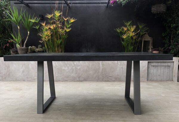 Table béton ciré sur mesure - plateau béton ciré - pieds métal ou bois - L’atelier Place est spécialisé dans la réalisation de mobilier d’intérieur sur mesure en béton ciré L’atelier Place est spécialisé dans la réalisation de mobilier d’intérieur sur mesure en béton ciré. Table béton ciré entièrement réalisée à la main et personnalisable. Table béton ciré sur mesure - plateau béton ciré - pieds métal ou bois- L’atelier Place est spécialisé dans la réalisation de mobilier d’intérieur sur mesure en béton ciré : table , table basse , meuble tv , desserte … C’est Innovant ! Grâce à la mise au point d’un concept innovant aussi bien dans la matière que dans la structure, les meubles béton ciré sont léger et facile d’entretien - Du choix ! Décliné dans une multitude de couleurs, de formes et de dimensions, le design est épuré et élégant, il répondra à toutes les attentes et les exigences de décorations - Unique ! Le rendu de la matière confère un aspect unique à chaque meuble. La vaste gamme de piètements proposés est personnalisable et les dimensions infinies pour personnaliser son meuble - Handmade ! Tous les meubles sont conçus et réalisés à la main de la tête aux pieds .Fabriqué sous 10 jours puis expédiés dans toute la France . Le béton ciré est un matériau moderne et esthétique qui combine l’apparence du béton avec une finition lisse et brillante. Il est souvent utilisé pour les revêtements de sols, murs, meubles, et même les plans de travail en raison de son aspect contemporain et de ses propriétés pratiques. Le béton ciré est apprécié pour sa résistance, sa durabilité et sa facilité d’entretien. Il est composé de béton, de pigments, de résines et d’autres additifs qui permettent de créer une finition lisse et uniforme BETON CIRE - TABLE -TABLE A DINER - TABLE SUR MESURE – TABLE BETON CIRE - TABLE REUNION - TABLE BASSE SUR MESURE – TABLE - BASSE BETON CIRE - TABLE BASSE – MEUBLE - MOBILIER SUR MESURE - MOBILIER BETON CIRE - FAIT MAIN – HANDMADE - PIEDS TABLE – PIEDS METAL - ILOT CENTRAL – BUREAU – SALON - SUR MESURE – DECORATION - DESIGN – MEUBLE - TABLE DE DINER – CUISINE – COMPTEMPORAIN - BOHEME CHIC - table béton ciré sur mesure - table fait main - table à diner - table repas - table salle à manger