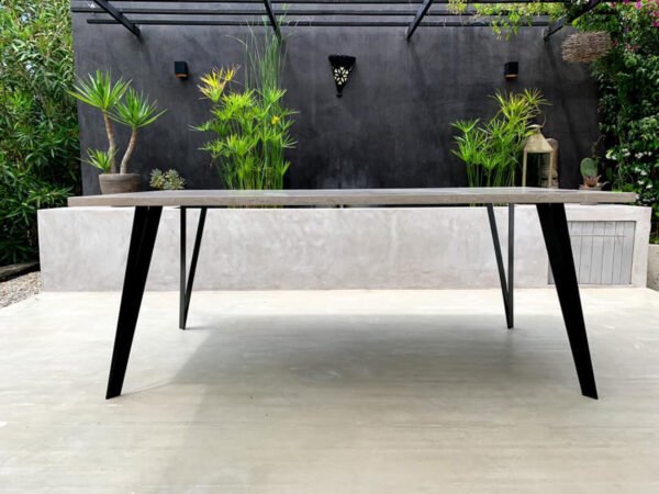 Table béton ciré sur mesure - plateau béton ciré - pieds métal ou bois - L’atelier Place est spécialisé dans la réalisation de mobilier d’intérieur sur mesure en béton ciré L’atelier Place est spécialisé dans la réalisation de mobilier d’intérieur sur mesure en béton ciré. Table béton ciré entièrement réalisée à la main et personnalisable. Table béton ciré sur mesure - plateau béton ciré - pieds métal ou bois- L’atelier Place est spécialisé dans la réalisation de mobilier d’intérieur sur mesure en béton ciré : table , table basse , meuble tv , desserte … C’est Innovant ! Grâce à la mise au point d’un concept innovant aussi bien dans la matière que dans la structure, les meubles béton ciré sont léger et facile d’entretien - Du choix ! Décliné dans une multitude de couleurs, de formes et de dimensions, le design est épuré et élégant, il répondra à toutes les attentes et les exigences de décorations - Unique ! Le rendu de la matière confère un aspect unique à chaque meuble. La vaste gamme de piètements proposés est personnalisable et les dimensions infinies pour personnaliser son meuble - Handmade ! Tous les meubles sont conçus et réalisés à la main de la tête aux pieds .Fabriqué sous 10 jours puis expédiés dans toute la France . Le béton ciré est un matériau moderne et esthétique qui combine l’apparence du béton avec une finition lisse et brillante. Il est souvent utilisé pour les revêtements de sols, murs, meubles, et même les plans de travail en raison de son aspect contemporain et de ses propriétés pratiques. Le béton ciré est apprécié pour sa résistance, sa durabilité et sa facilité d’entretien. Il est composé de béton, de pigments, de résines et d’autres additifs qui permettent de créer une finition lisse et uniforme BETON CIRE - TABLE -TABLE A DINER - TABLE SUR MESURE – TABLE BETON CIRE - TABLE REUNION - TABLE BASSE SUR MESURE – TABLE - BASSE BETON CIRE - TABLE BASSE – MEUBLE - MOBILIER SUR MESURE - MOBILIER BETON CIRE - FAIT MAIN – HANDMADE - PIEDS TABLE – PIEDS METAL - ILOT CENTRAL – BUREAU – SALON - SUR MESURE – DECORATION - DESIGN – MEUBLE - TABLE DE DINER – CUISINE - COMPTEMPORAIN BOHEME CHIC - table béton ciré sur mesure - table fait main - table à diner - table repas - table salle à manger
