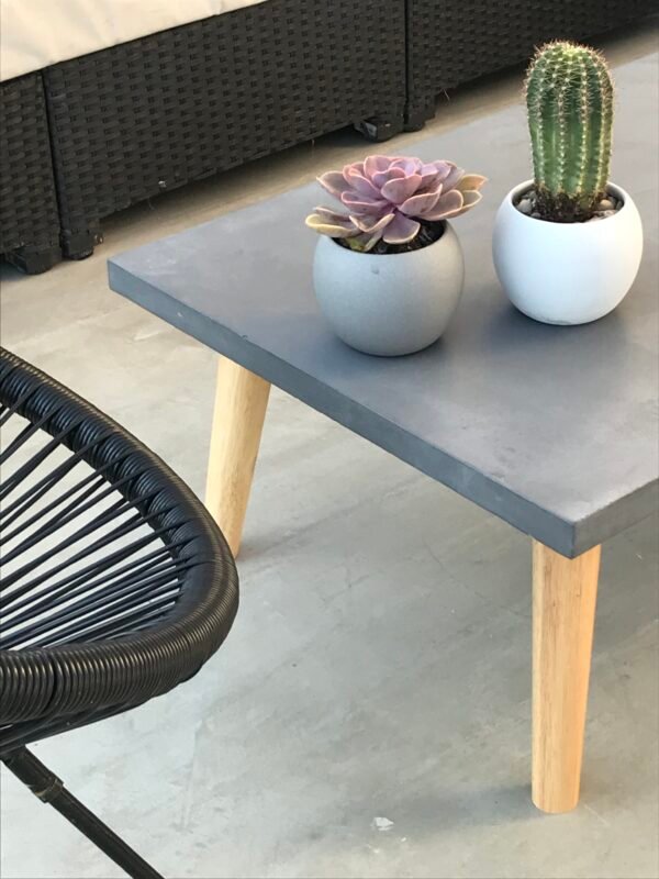 Table basse béton ciré sur mesure - plateau béton ciré - pieds métal ou bois - L’atelier Place est spécialisé dans la réalisation de mobilier d’intérieur sur mesure en béton ciré L’atelier Place est spécialisé dans la réalisation de mobilier d’intérieur sur mesure en béton ciré. Table basse béton ciré entièrement réalisée à la main et personnalisable. Table basse béton ciré sur mesure - plateau béton ciré - pieds métal ou bois- : table , table basse , meuble tv , desserte … C’est Innovant ! Grâce à la mise au point d’un concept innovant aussi bien dans la matière que dans la structure, les meubles béton ciré sont léger et facile d’entretien - Du choix ! Décliné dans une multitude de couleurs, de formes et de dimensions, le design est épuré et élégant, il répondra à toutes les attentes et les exigences de décorations - Unique ! Le rendu de la matière confère un aspect unique à chaque meuble. La vaste gamme de piètements proposés est personnalisable et les dimensions infinies pour personnaliser son meuble - Handmade ! Tous les meubles sont conçus et réalisés à la main de la tête aux pieds .Fabriqué sous 10 jours puis expédiés dans toute la France . Le béton ciré est un matériau moderne et esthétique qui combine l’apparence du béton avec une finition lisse et brillante. Il est souvent utilisé pour les revêtements de sols, murs, meubles, et même les plans de travail en raison de son aspect contemporain et de ses propriétés pratiques. Le béton ciré est apprécié pour sa résistance, sa durabilité et sa facilité d’entretien. Il est composé de béton, de pigments, de résines et d’autres additifs qui permettent de créer une finition lisse et uniforme BETON CIRE - TABLE -TABLE A DINER - TABLE SUR MESURE – TABLE BETON CIRE - TABLE REUNION - TABLE BASSE SUR MESURE – TABLE - BASSE BETON CIRE - TABLE BASSE – MEUBLE - MOBILIER SUR MESURE - MOBILIER BETON CIRE - FAIT MAIN – HANDMADE - PIEDS TABLE – PIEDS METAL - ILOT CENTRAL – BUREAU – SALON - SUR MESURE – DECORATION - DESIGN – MEUBLE - TABLE DE DINER – CUISINE – COMPTEMPORAIN - BOHEME CHIC - table béton ciré sur mesure - table fait main - table à diner - table repas - table salle à manger